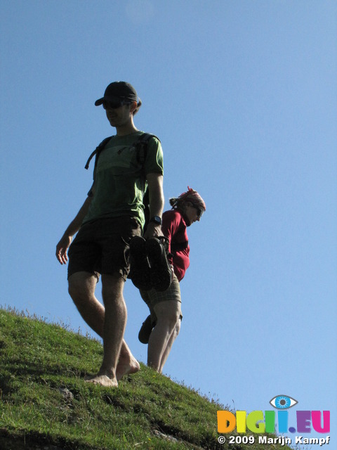 SX07992 Wouko and Kristina walking down cliff